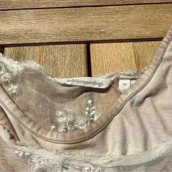 Soft surroundings cream tunic with underlay and floral detail size XS small - Picture 6 of 11